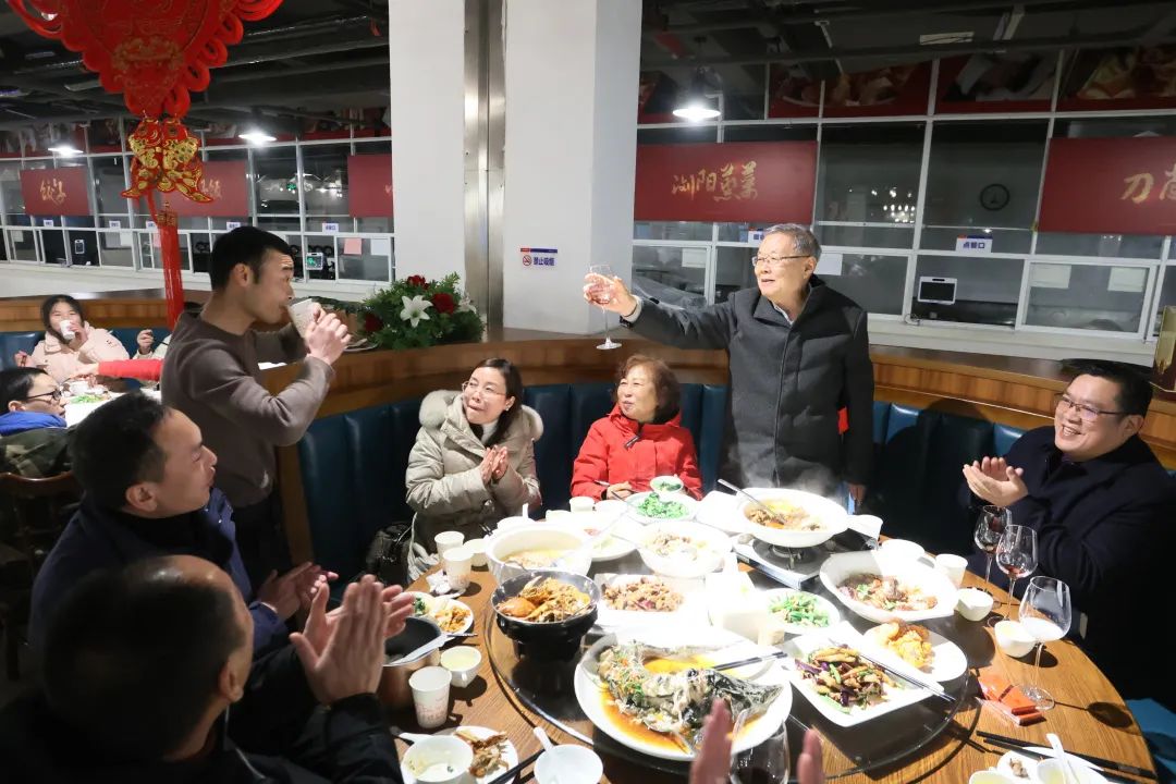 山河智能董事長何清華與留廠員工一起過大年！