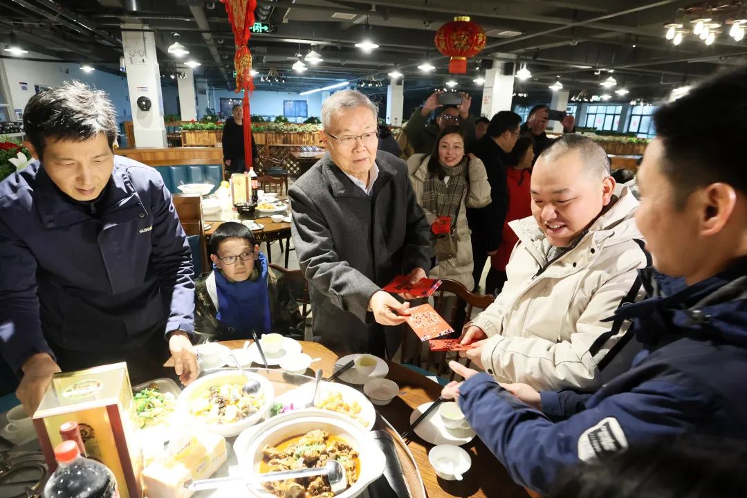 山河智能董事長何清華與留廠員工一起過大年！