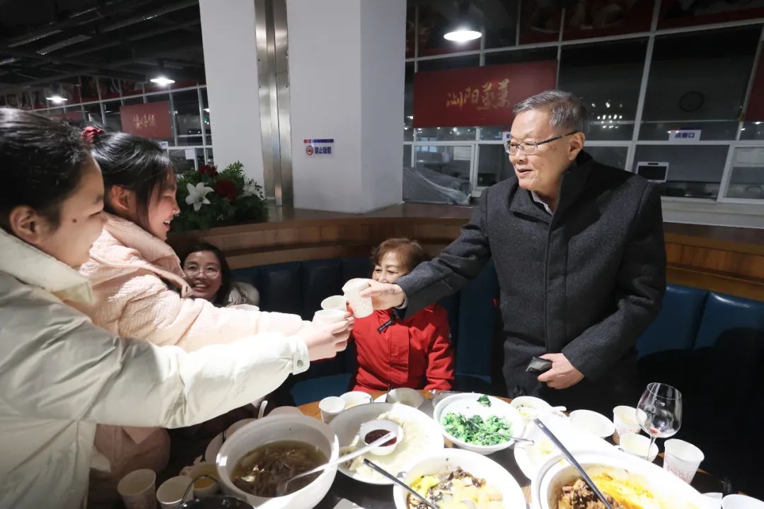 山河智能董事長何清華與留廠員工一起過大年！