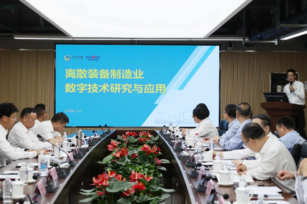 天能控股集團黨委書記、董事長張?zhí)烊温赎牭皆L山河智能