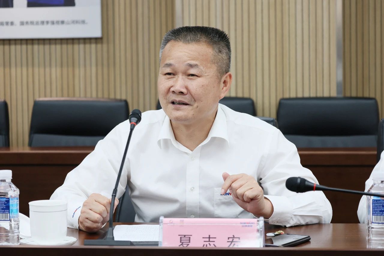 天能控股集團黨委書記、董事長張?zhí)烊温赎牭皆L山河智能