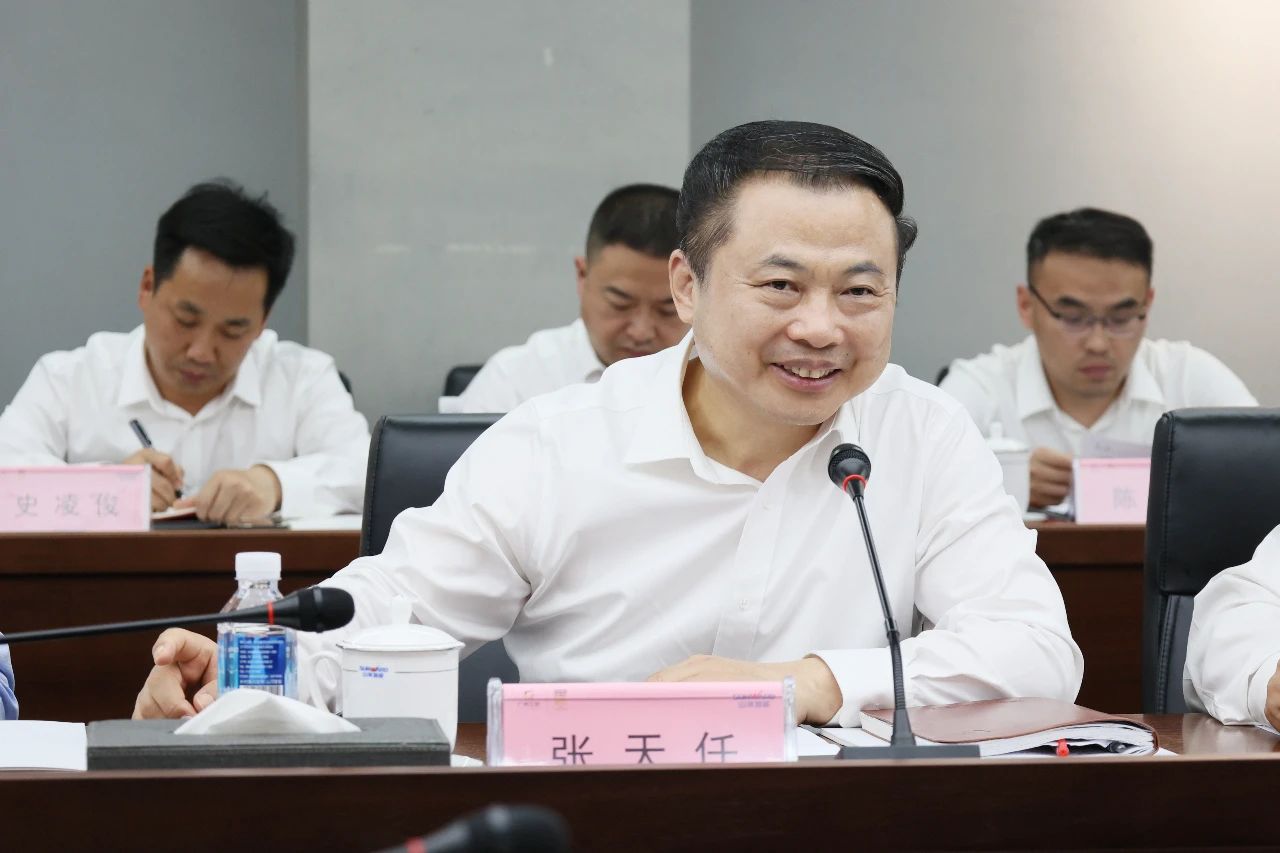 天能控股集團黨委書記、董事長張?zhí)烊温赎牭皆L山河智能