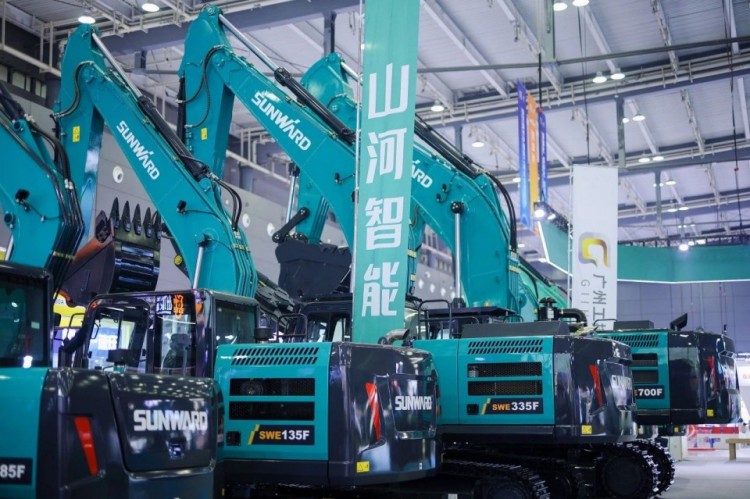 2025 CICEE | 打造極致精品化，山河智能挖掘機“圈粉”長沙展